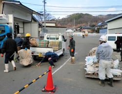 廃プラ回収の様子（12月8日、上田市生田）