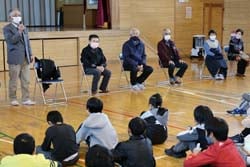 児童と関係者が稲作体験の感謝を伝え合った収穫祭