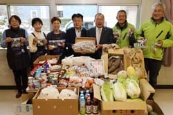根菜類や調味料、手芸品などを寄付した富士見町ブロックのフードドライブ