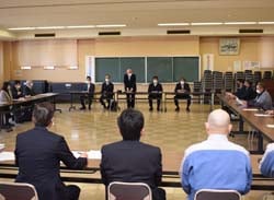 あいさつをする望月組合長