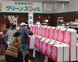 来店客が次々訪れる「福箱」売り場と直売所