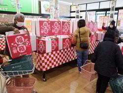 多くの人でにぎわった目玉商品の福箱・福袋コーナー
