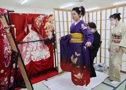 20歳を迎える女性に振袖の着付けを行った