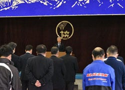 あいさつする千國組合長（中央）