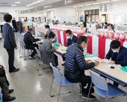 だるまを並べ賑わいをみせるだるま貯金