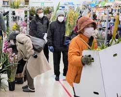 初売りでにぎわう店内