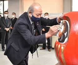 だるまに目を入れる宮澤組合長