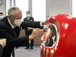 だるまに目を入れる浅沼組合長