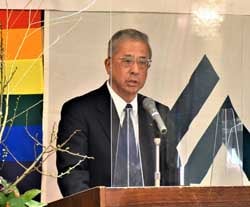 年頭のあいさつをする眞島組合長（1月4日、上田市大手）