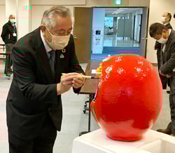 だるまの入瞳を行う武井組合長