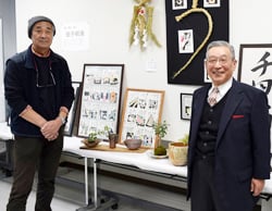 自慢の作品を展示した吉澤さん（右）と柴田さん（左）（長野県大町市で）