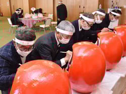 ダルマに目を入れる生産者代表