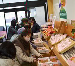 この日を楽しみにいちごを買い求める来店者