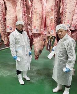 最優秀賞に輝いた小原さん（左）と寺沢組合長（右）