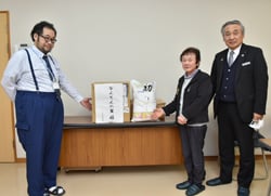 なんてんの里の湯川事務員に米とタオルを届けた田屋組合長と松下女性部長