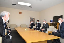 太田市長（左）と懇談する西牧部会長（右から1人目）と大倉委員長（右から2人目）