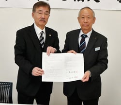 協定書に署名した浅沼組合長（右）と石山会長（1月12日、佐久市・JA中込店で）