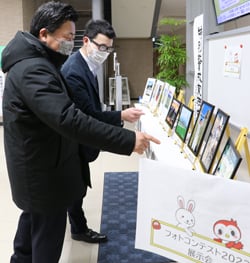 足を止め、展示作品を見る来場者（11日、松本市で）