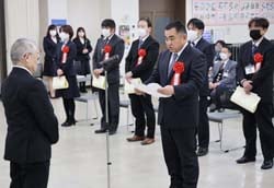永年勤続表彰を受け、謝辞を述べる熊谷課長
