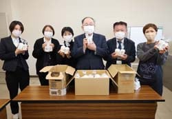 富士見町教育委員会で行った廃油せっけんの寄贈式