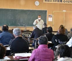 多くの部会員に呼び掛ける宮腰指導員（中央）