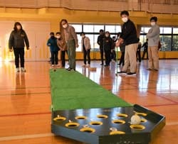 打球の行方を見つめる部員ら