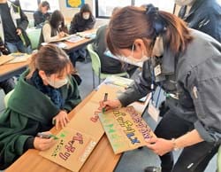 POP作りを教わる参加者