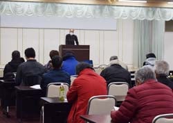 より良い生産を呼びかける小川専門部長（伊那市狐島で）