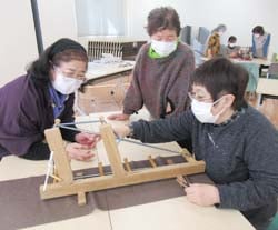 織り進める女性部員