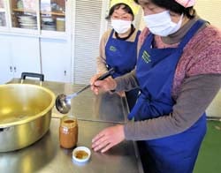 完成したたれを保存瓶に詰める参加者