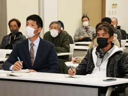 真剣な表情で研修を受ける部会員