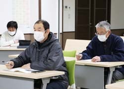 真剣な表情で講習を受ける部会員