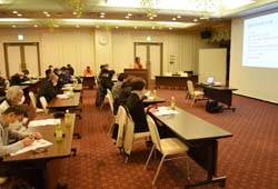 栽培課題や今後の対応について説明を聞く出席者