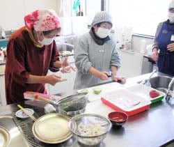 野菜を下準備する参加者
