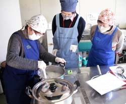 コンニャクを練る参加者