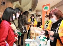 商品をPRする職員