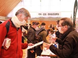 担当者から商品の説明を受ける参加者