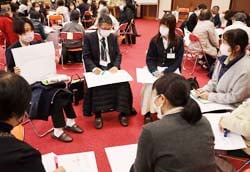 農福連携の実現に向けた意見を画用紙にまとめ、発表し合った諏訪農ガールのつどい