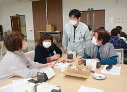 意見交換を行う生産者と職員