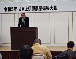 壇上で講演する沖村アドバイザー