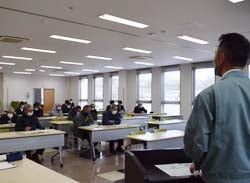 職員の説明を聞く組合員