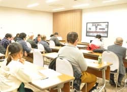 モニターを確認しながら研修を受ける参加者