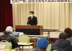 あいさつする篠原委員長