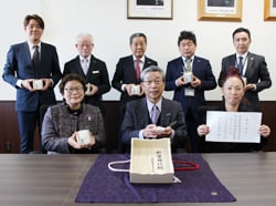 献上を終えたことを報告した清水社長（前列右）ら