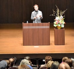 講演をする丹野氏