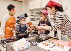 講師の指導を受けながら親子で楽しく行った料理教室