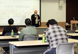 あいさつする小林専門委員長