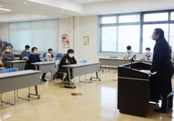 横山さんの話を熱心に聴講する生産者