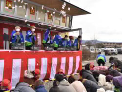 福豆をまくハイジの里運営協力会役員やJA役職員ら