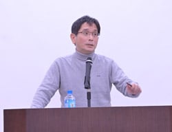 投資について解説する奥野氏